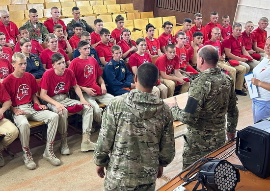 Участники специальной военной операции провели урок мужества для юнармейцев из Новосибирской области
