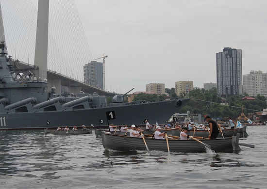 В бухте Золотой Рог во Владивостоке прошёл Кубок командующего Тихоокеанским флотом по гребле на шлюпках