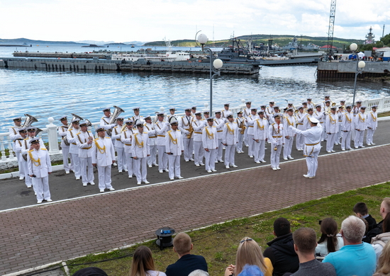 В честь Дня ВМФ жителям и гостям Североморска были показаны боевые возможности Северного флота