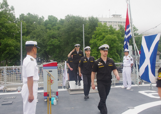 В главной базе Тихоокеанского флота моряки ВМФ России и ВМС Китая посетили корабли друг друга