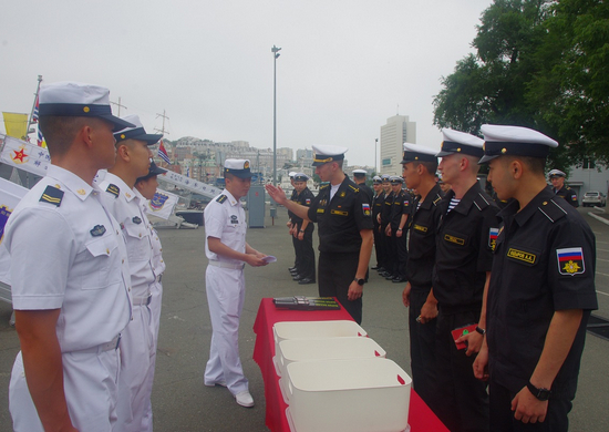 В главной базе Тихоокеанского флота моряки ВМФ России и ВМС Китая посетили корабли друг друга