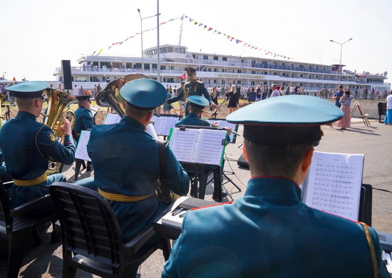 В Ивановской области оркестр Тейковского соединения РВСН встретил первый теплоход на обновленной пристани города Юрьевец