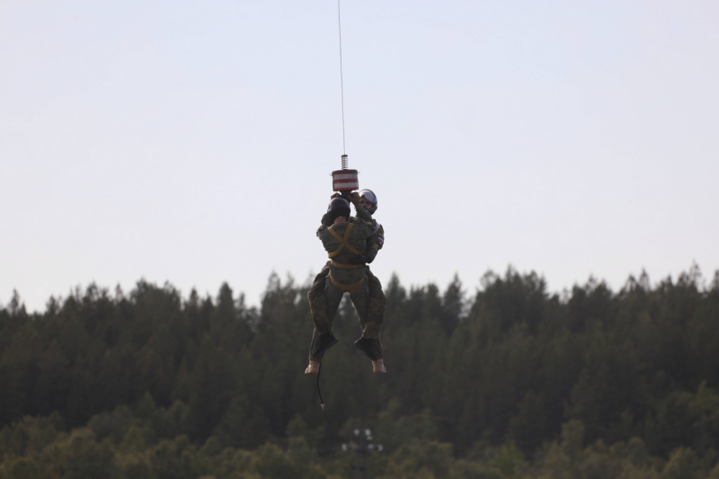 В объединении ВВС и ПВО Северного флота прошли тренировки спасательных парашютно-десантных групп