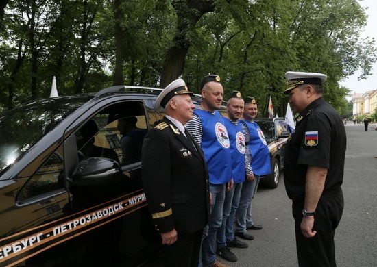В Санкт-Петербурге от здания Адмиралтейства стартовал автопробег ветеранов-подводников