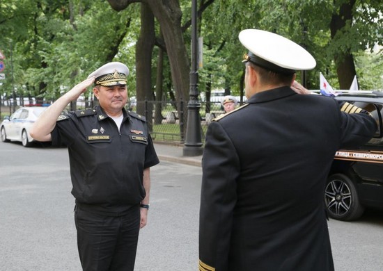 В Санкт-Петербурге от здания Адмиралтейства стартовал автопробег ветеранов-подводников