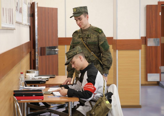 В Саратовской области курсанты высших военных училищ проходят практику в авиационном полку дальней авиации