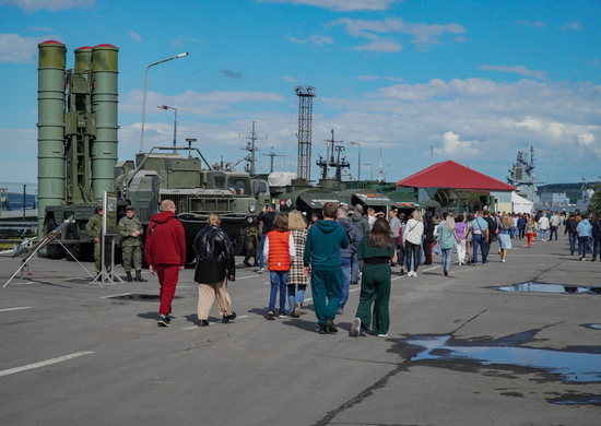 В Североморске в честь Дня ВМФ проходит выставка вооружения и военной техники