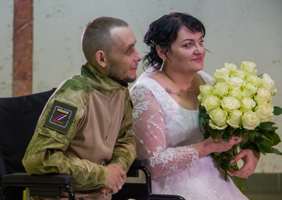 В военном госпитале им. Н.Н.Бурденко состоялась выездная церемония бракосочетания молодой семьи военнослужащего-участника СВО