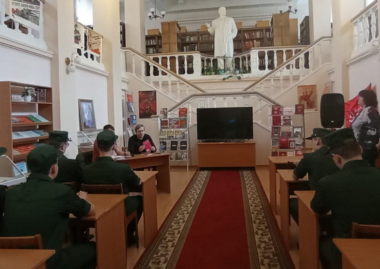 Военнослужащие ЦВО приняли участие в поэтическом вечере писателя Андрея Лоскутова в Доме офицеров