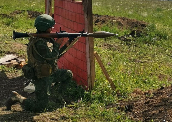 Военнослужащие ЦВО выполнили стрельбы из РПГ-7В на полигоне в Кемеровской области