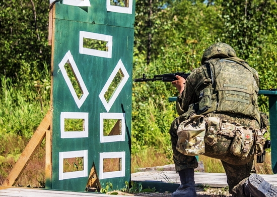 Военнослужащие и добровольцы на Сахалине осваивают навыки скоростной стрельбы в городских условиях