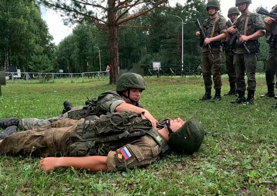 Военнослужащие Новосибирского ракетного соединения проходят курсы по тактической медицины