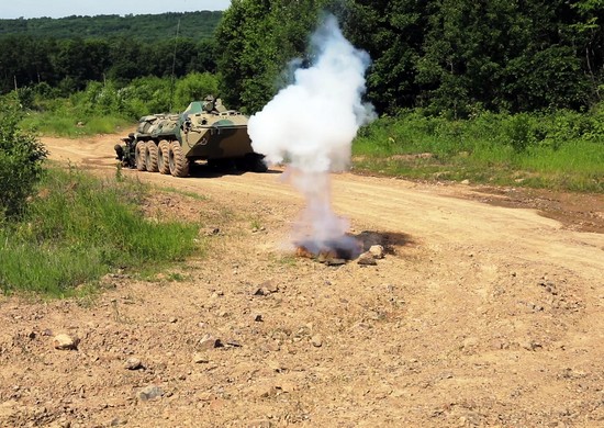 Военнослужащие общевойсковой армии ВВО в Приморском крае отработали разминирование учебных взрывных устройств