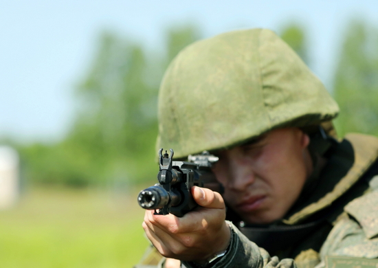Военнослужащие общевойсковой армии ВВО выполнили боевые стрельбы из автоматов АК-12 в Приморском крае