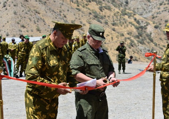 Военнослужащие РФ почтили память пограничников, погибших в 1993 году у села Сари-Гор на таджикско-афганской границе