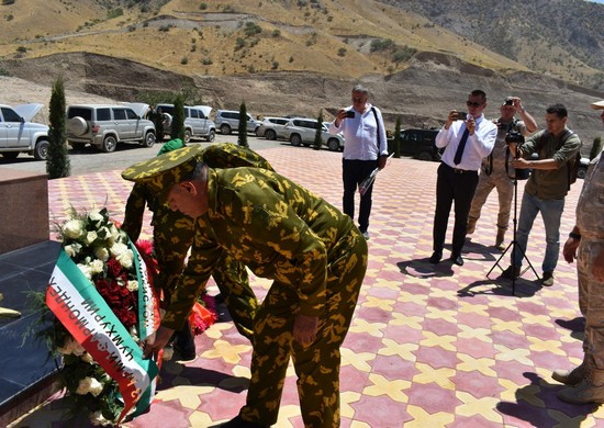 Военнослужащие РФ почтили память пограничников, погибших в 1993 году у села Сари-Гор на таджикско-афганской границе