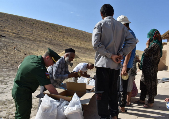 Военнослужащие российской военной базы в Таджикистане доставили очередную гуманитарную помощь жителям кишлака Ганчина