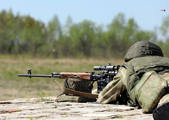 Военнослужащие стрелкового подразделения ВВО выполнили курс скоростной стрельбы из снайперских винтовок на полигоне в Забайкалье
