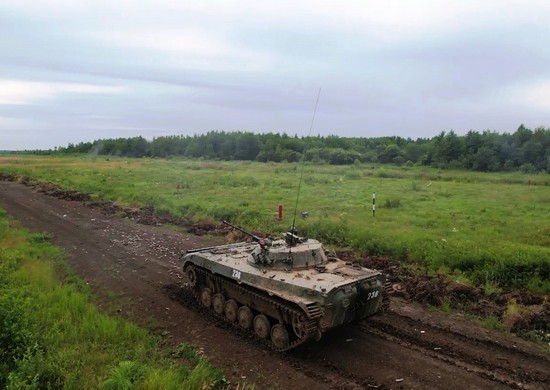 Военнослужащие ВВО в Хабаровском крае выполнили упражнения начальных стрельб из БМП-2
