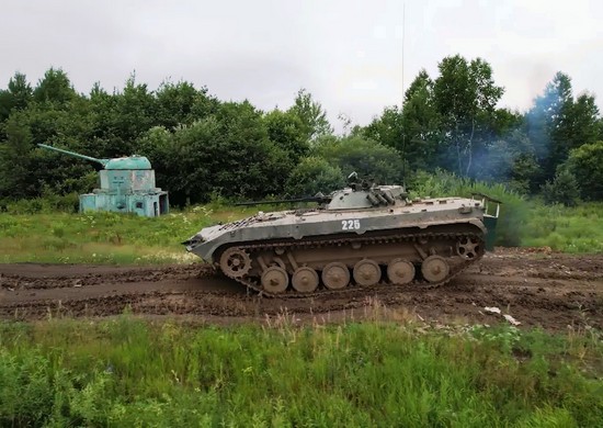 Военнослужащие ВВО в Хабаровском крае выполнили упражнения начальных стрельб из БМП-2