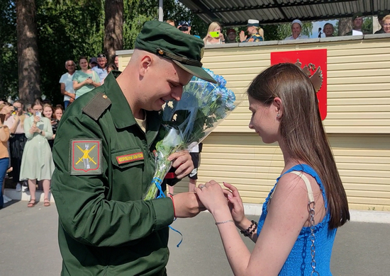 Военнослужащий ЦВО во время церемонии принятия Военной присяги сделал предложение руки и сердца своей возлюбленной