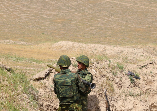 Военные инструкторы ЦВО обучили разведчиков и гранатомётчиков армии Таджикистана