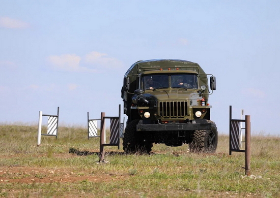 Военные водители ЦВО отработали навыки экстремального вождения в Кемеровской области