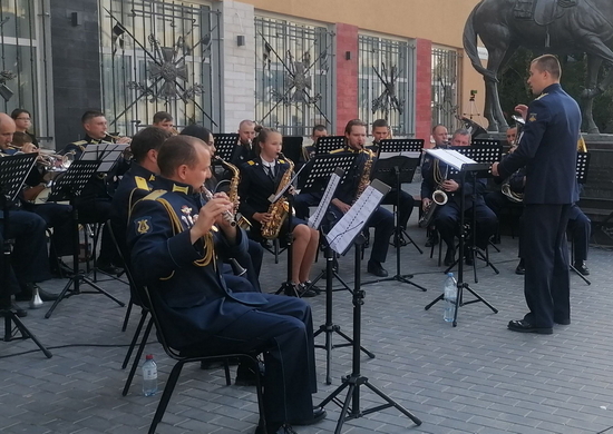Военный оркестр Тольяттинского гарнизона ЦВО провел концерт для жителей и гостей Самары