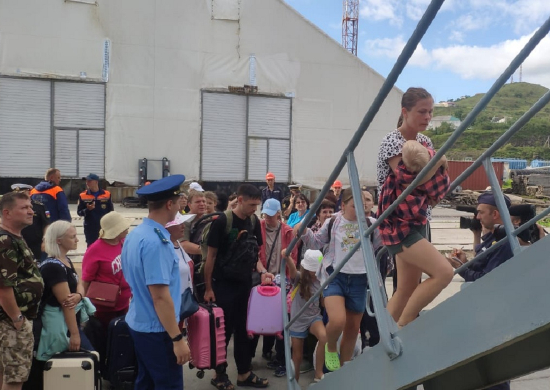 Более 1000 граждан, пострадавших от последствий циклона, эвакуировал отряд кораблей и судов Тихоокеанского флота из приморского порта Зарубино