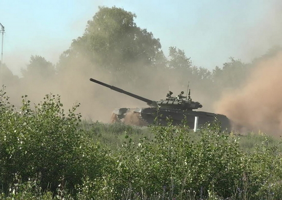 Экипажи мотострелкового соединения ЦВО отработали скоростное вождение танков под Оренбургом