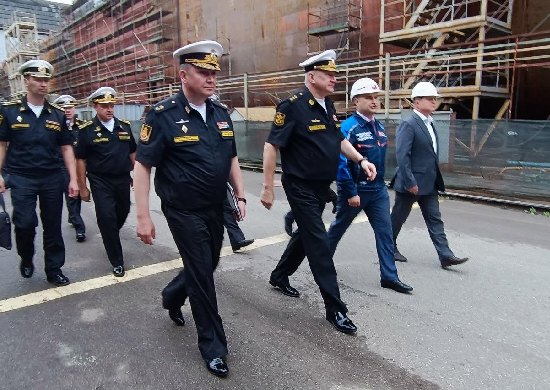 Главком ВМФ России проверил ход выполнения гособоронзаказа на калининградском судостроительном заводе «Янтарь»