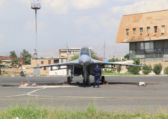 Командный состав авиабазы ЮВО в Армении проверил работу инженерно-технической службы
