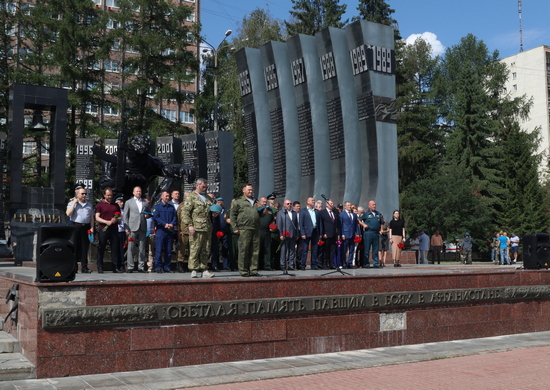 Командование ЦВО приняло участие в праздновании Дня Воздушно-десантных войск в Екатеринбурге