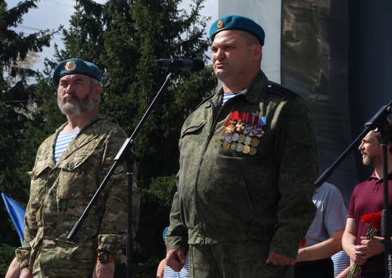 Командование ЦВО приняло участие в праздновании Дня Воздушно-десантных войск в Екатеринбурге