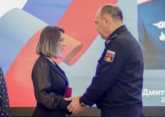 Командующий Северным флотом и губернатор Белгородской области передали медаль «Золотая Звезда» семье погибшего офицера
