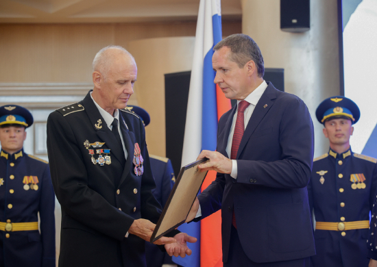 Командующий Северным флотом и губернатор Белгородской области передали медаль «Золотая Звезда» семье погибшего офицера