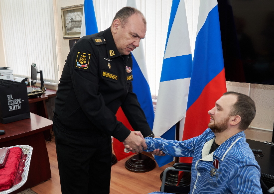 Командующий Северным флотом и губернатор Мурманской области встретились с военнослужащими – участниками СВО, находящимися на лечении в военном госпитале