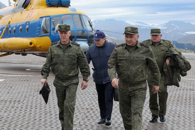 Министр обороны РФ генерал армии Сергей Шойгу проверил российскую группировку войск в Арктической зоне