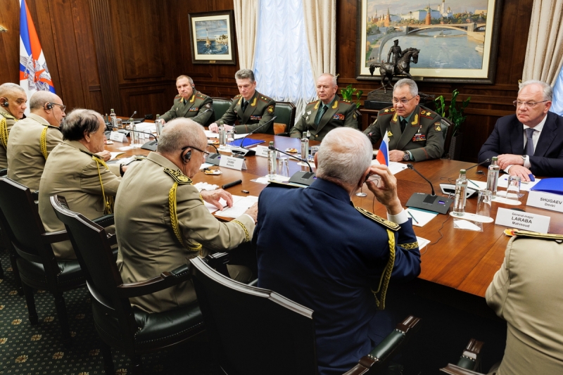 Министр обороны РФ провел переговоры с начальником штаба Национальной народной армии Алжира
