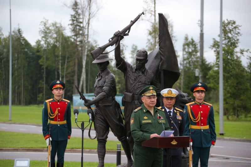 Министр обороны России вместе со своим мьянманским коллегой открыли памятник «Бойцы Мьянмы»