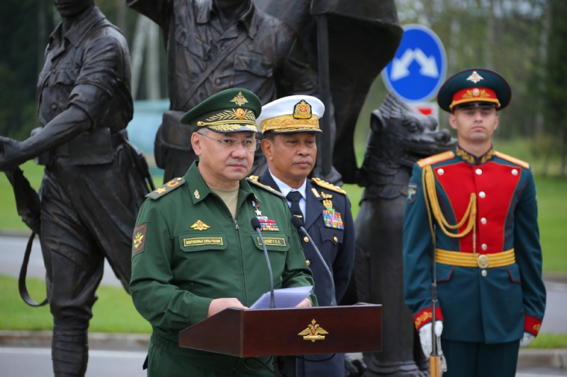 Министр обороны России вместе со своим мьянманским коллегой открыли памятник «Бойцы Мьянмы»