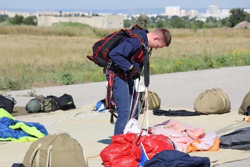 Молодые экипажи дальней авиации отработали практические действия по покиданию воздушного судна с парашютом