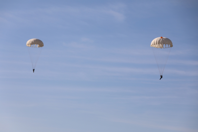 Молодые экипажи дальней авиации отработали практические действия по покиданию воздушного судна с парашютом