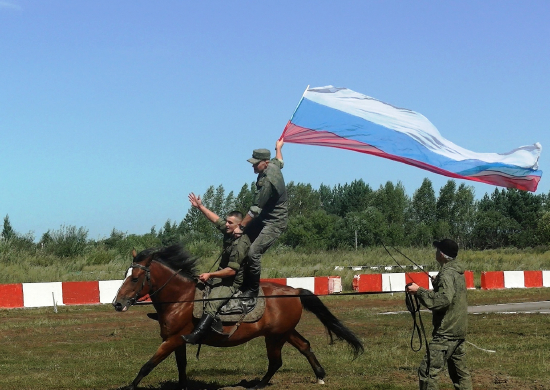 На полигоне ДВОКУ в День Государственного флага Российской Федерации состоялся грандиозный праздник для жителей Амурской области
