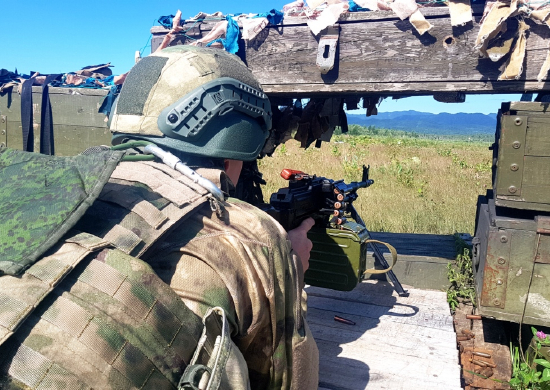 На Сахалинском полигоне «Троицкий» военнослужащие и добровольцы осваивают скоростную стрельбу в городских условиях