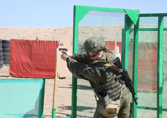Первокурсники ДВОКУ в рамках полевого выхода выполнили первые стрельбы из стрелкового оружия