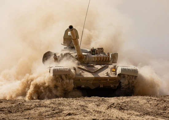 Российские танкисты ЦВО в Таджикистане отработали скоростное вождение танков