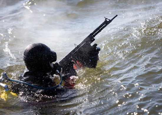 С бойцами противодиверсионного отряда Ленинградской военно-морской базы проведены тренировки в искусственном водоеме