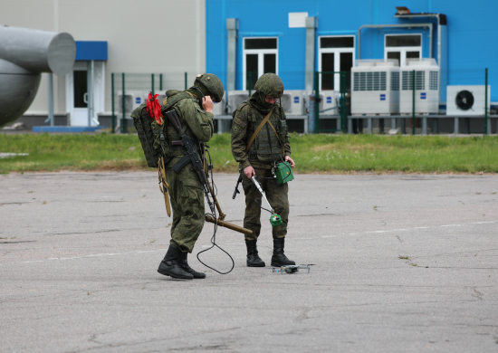 С военнослужащими Ленинградского объединения ВВС и ПВО проведена тренировка по борьбе с беспилотными летательными аппаратами