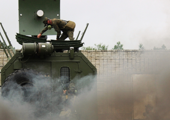 В Амурской области военнослужащие Восточного военного округа тренируются в работе на аппаратуре связи